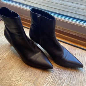 Boots med klack - Ett par skitsnyggs stövletter i chockladbrunt. Klack på ca 3 cm. I bra skick 