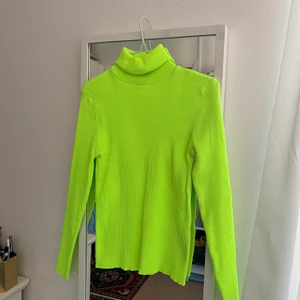 Polotröja Zara - Polotröja från Zara i neongul färg. Storlek M. Ribbat stretchigt material. Som ny.