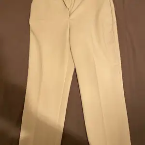 Vita kostym byxor den HM använda 1 gång, kan sitta tight vid midjan.
