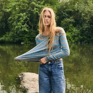 Stickad tröja randig - Säljer nu min super fina tröja från Zara, den kom aldrig riktigt till användning så känner att jag vill sälja den, har använt den en endast gång 💓 