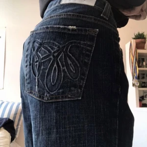 Baggy jeans - Säljer dessa jeans med ascoola bakfickor. Dem ser väldigt korta och små ut på bilderna men det är dem inte. Dem är lågmidjade och baggy/ straight vid benen. Kontakta mig ifall du är intresserad. köpare står för frakt. Vet inte helt vilken storlek dem e men jag är strl S och dom passar bra på mig men passar säkert m också.