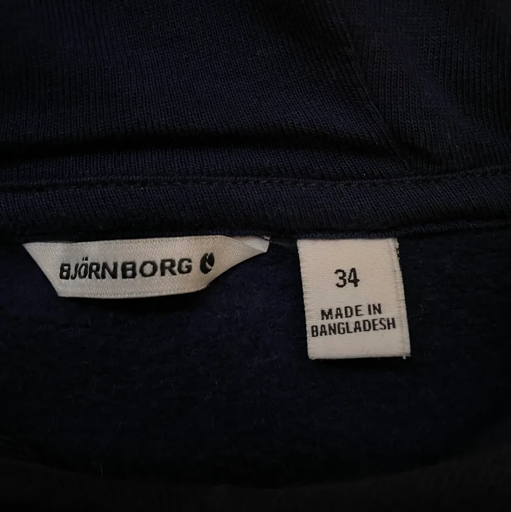 Mysig mörkblå hoodie från Björn Borg. Nästan aldrig använd. Fint skick, köparen står för frakt  frakten. Hoodies.