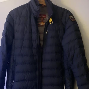 Parajumper jacka - Säljer en parajumper ugo jacka som inte kommer till användning. En minimal defekt finns. Passar S-M och ska ha 1500 för den. 4400 nypris.