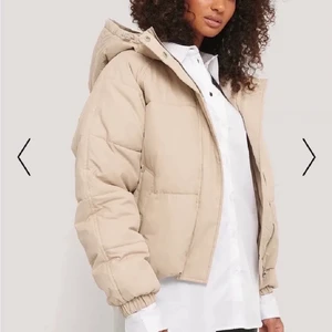 Beige jacka - Säljer nu denna snygga jacka till ett bra pris! Använd 4-5 gånger då jag köpte en annan jacka som jag använde istället. Skriv privat för fler bilder. Ordinarie pris 659kr. 