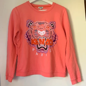Äkta Kenzo-tröja  - Aprikosfärgad Kenzotröja som är varsamt använd. Skickar gärna fler bilder vid behov. Hittar ingenting att anmärka på. Den är i storlek M men skulle säga att den passar XS och S 💝