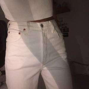 Helt nya och oanvända vita Levis jeans som tyvärr är för stora. Supersnygg modell och passform! Frakt tillkommer eller möte i Falun☀️