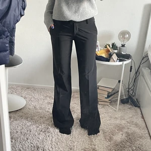 lågmidjade kostymbyxor - jättefina kostymbyxor som sitter skit bra men kommer aldrig till användning 💕 buda!!