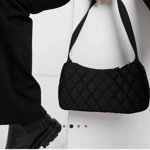 Svart baguettebag  - Svart baguettebag från ASOS. Säljer då jag har många och denna då tyvärr inte kommer till användning. Nypris 229 kr. Storlek S. Frakt tillkommer.