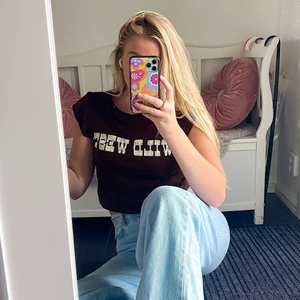 T-shirt - Säljer en brun t-shirt i strl M. Fint skick! Köpare står för frakt🤎