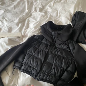 Jacka - Säljer min fina jacka från Zara som är croppad, storlek S. Använd cirka 4 gånger.