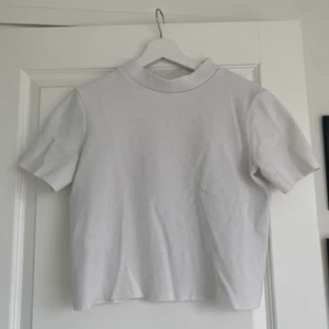 Vit t-shirt  - Vit kortärmad från Zara i bomullsmatrial med lite längre ärmar💕