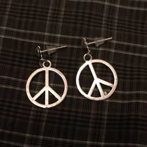 örhängen !! - Peace-örhängen i silverfärg 🪐🧚🏽‍♂️ Frakt tillkommer på 18kr med frimärken !!