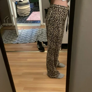 Ett par leopard mjukis byxor: - Storlek: XS! Ett par otroligt sköna mjukis byxor, använt dessa 1 gång! Säljer dessa för jag har alldeles för många sånna byxor haha! Dem kommer från Gina Tricot! 