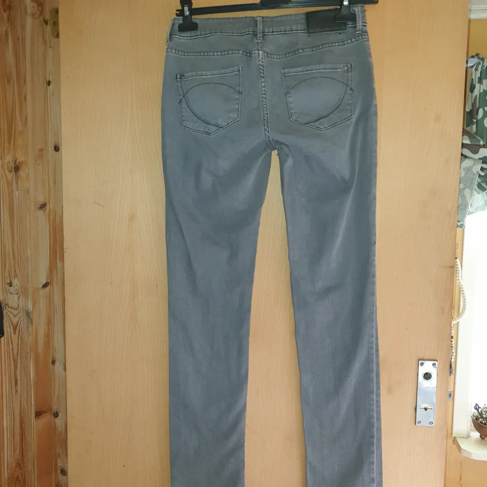 Snygga grå jeans Gina tric,stl 29/34,innerbens längd 84 cm,midja 74 cm.låg midja. Jeans & Byxor.