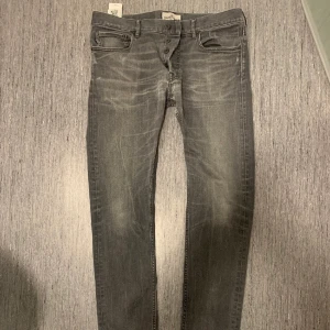 Stone Island jeans Strl 34/34 - Säljer mina Stone island jeans då jag aldrig använder dem. Har använt dem men ej mycket skulle säga att dem är 9/10 i skick