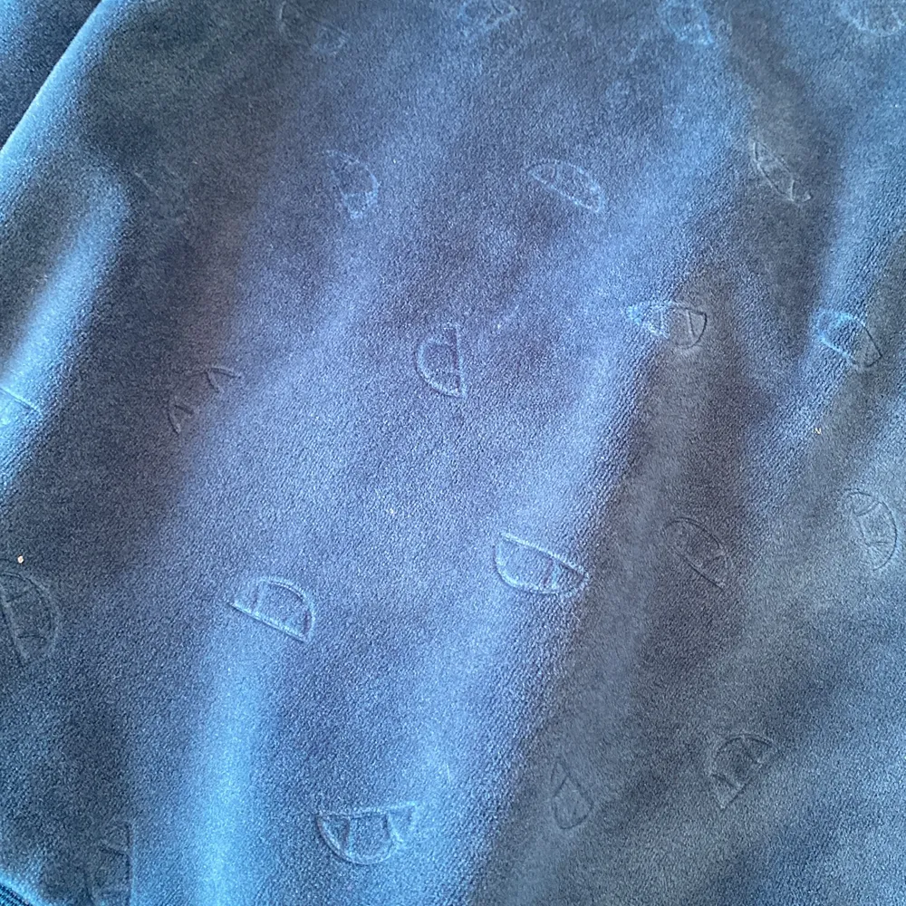 Ellese tröja i nyskick, tillhörande byxor finns i en annan annons. Tröjor & Koftor.
