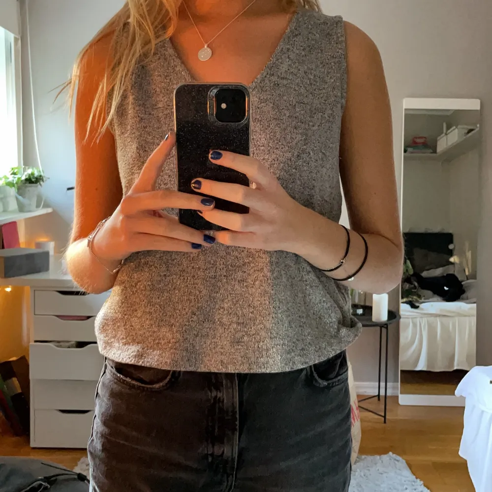 glittrig topp från mango, använd 2 gånger, syns inte så bra på bild men den är lite glittrig i verkligheten😍😍. Yläosat.