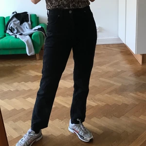 Lee - Ett par riktigt snygga Lee jeans i svart denim. Jag är 162 cm och sitter perfekt på mig. Säljes pga lite försmå i midjan 🌸🌸 