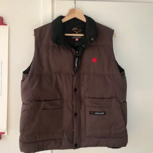 Canada goose väst❤️‍🔥 - Så fin äkta väst från canada goose! Strl S❣️ Liten slitning på loggan som man ser på bild 2 men annars bra skick. 