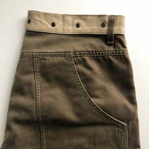 y2k low waist bootcut - Lågmidjade gröna bootcuts från Cavalli med MEGAfickor över rumpan och läderdetalj vid midjan. Sörjer att jag säljer. Älskar. Passar stl. 36-38