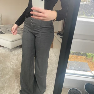 Byxor - Byxor köpta secondhand❤️‍🩹 Aldrig använda av mig! Är 165cm men för långa för mig!🧸 Frakt står köparen för📦💗