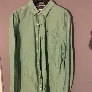 Härlig grön färg. Skjortan är i bra skick