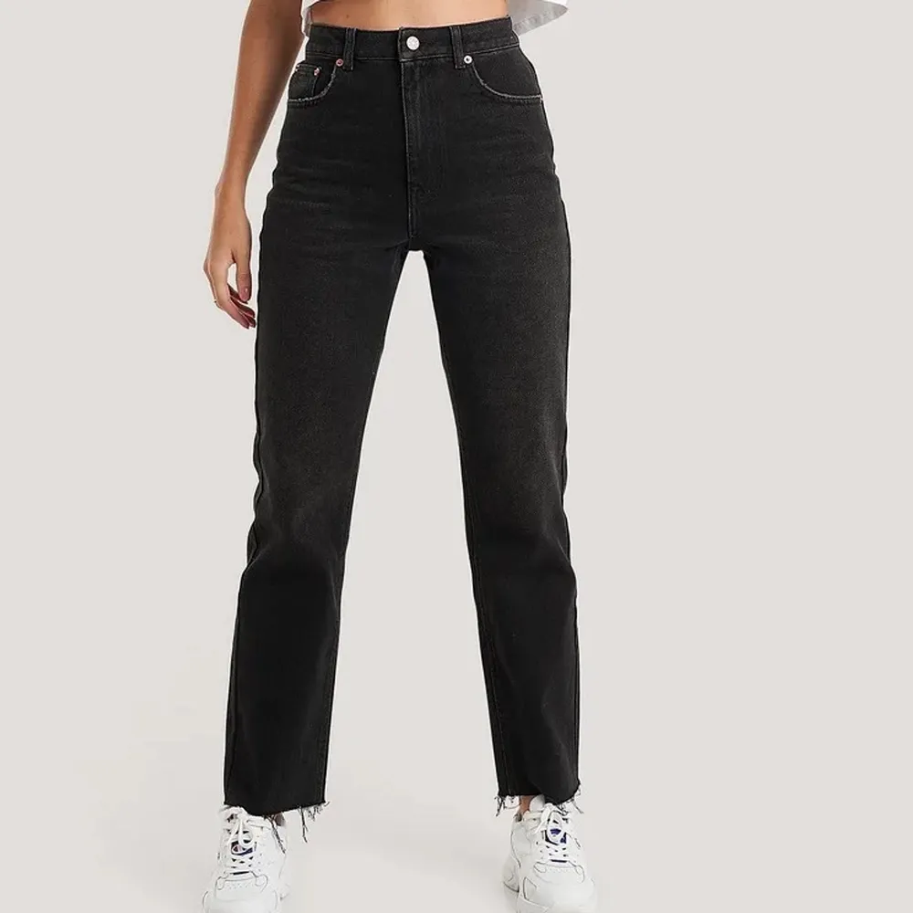 Säljer dessa snygga raka jeans för att dom är för små för mig i midjan tyvärr🙁 Jag är 165 cm och längden på dessa byxor är perfekt! (Dessa är en storlek 32 och jag är vanligtvis en 34) Skicka privat meddelande till mig om du är intresserad av att köpa💛💖. Jeans & Byxor.