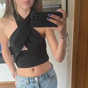 Svart festtopp  - Säljer min, aldrig använda (prislapp kvar), topp. Den är öppen i ryggen och knuten med ett band i nacken så längden är justerbar ❤️❤️ Skriv om ni vill ha fler bilder 😇