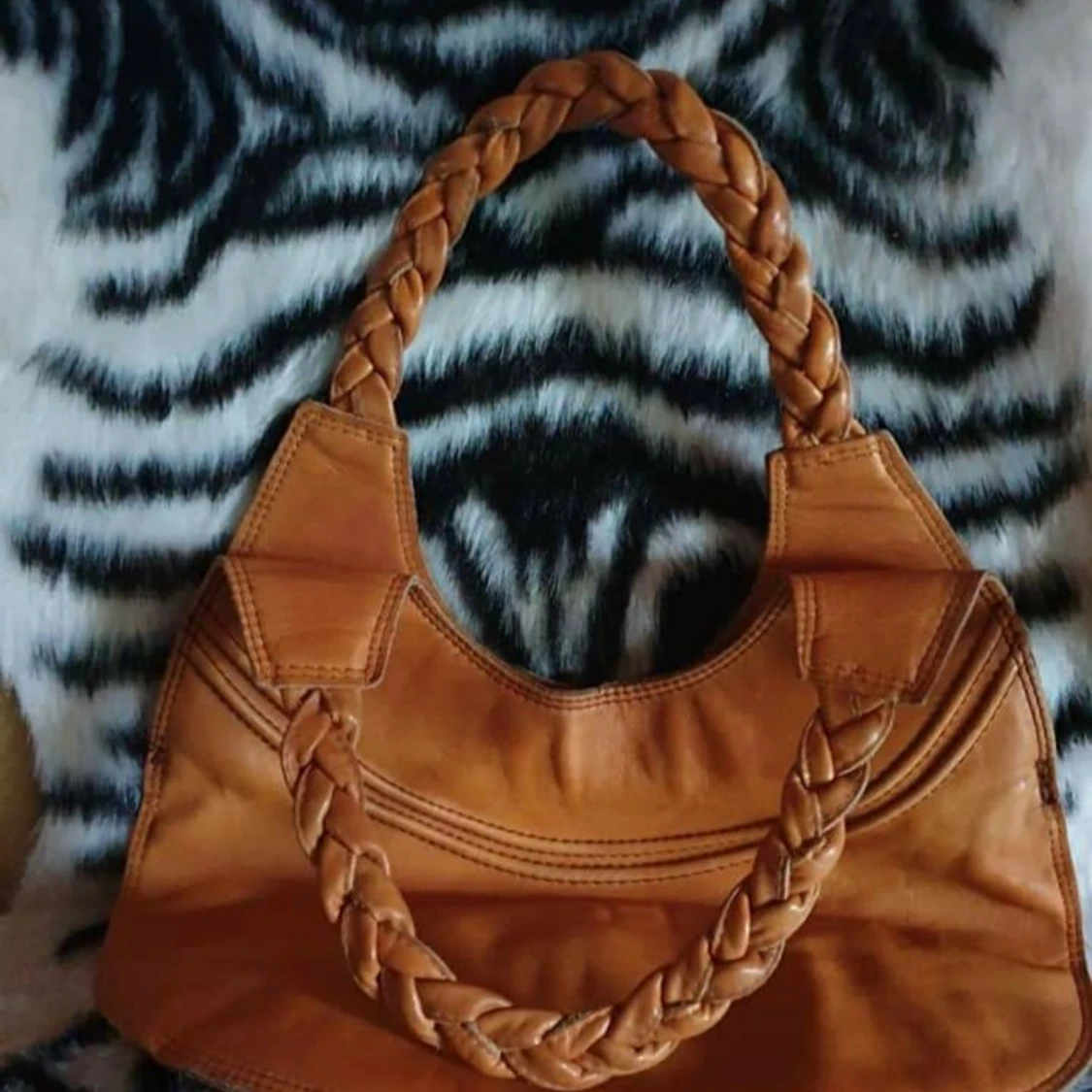 Äkta skinnväska med flätade handtag - 90