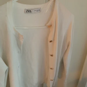 Kofta  - Vit kofta med guld detaljer från zara! Så fin och trendig 🧚‍♀️🧚‍♀️💗