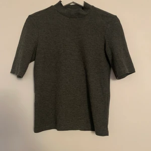 Grå halvpolo - Grå halvpolo från Gina Tricot i storlek M. I väldigt bra skick! 2/4 ärmar. 