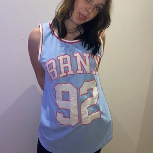 Snygg oanvänd tröja  - Säljer denna snygga tröjan, för den har tyvärr inte kommit till användning❤️storlek M men passar igenkligen till alla.