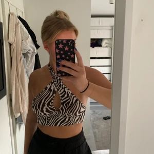 Brun topp  - En JÄTTE fin brun topp som man knyter i nacken! Tyvärr för liten för mig så då aldrig använd! St S men skulle säga Xs! Säljer en likadan fast i lila med! 🤎💜