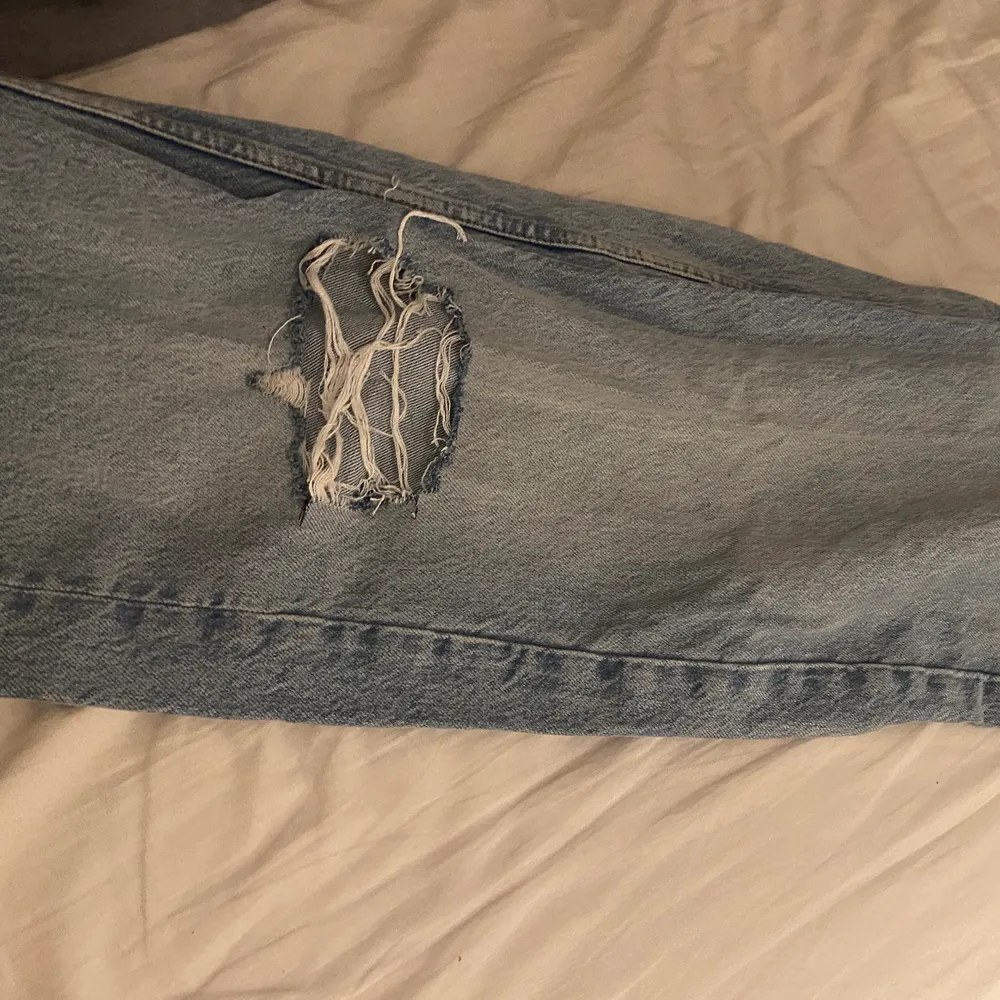 Säljer dessa högmidjade zara jeans. Köpta för ganska länge sen men har aldrig använt dom. Säljer för 30kr + frakt, men pris kan diskuteras💞Skriv privat för mer info. Jeans & Byxor.