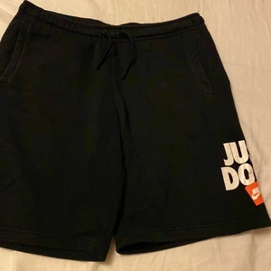 Nike shorts - Säljer även dessa i svart. 