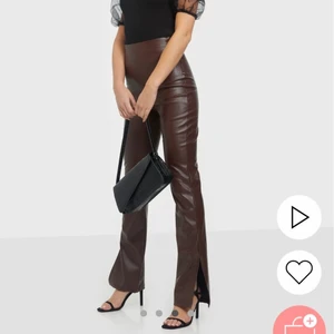 Skinnbyxor med slits - Säljer dessa supersnygga skinnbyxor som tyvärr blivit för små för mig:( köpte förra vintern och endast använda några gånger🙌🏼💞skriv privat för fler bilder💞