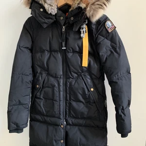 Parajumper longbear - Superfin, varm och skön Parajumper jacka i populära modellen ”longbear”! Den är i fint skick och även kemtvättad sen sista användningen. Storlek XXS, men skulle nog säga att den passar en XS och kanske till och med en S. Inköpt för ca två år sen och använd under en vinter. Kvitto medföljer! Ny pris runt 10.000kr 🌸