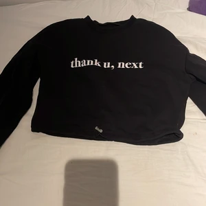 Ariana Grand sweatshirt - en sweatshirt från hm x ariana grande. Köpt för 200kr och nästan aldrig använd.