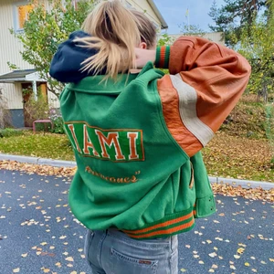 Collage jacka - Supercool vintage collagejacka köpt second hand. Väldigt gammal så gör den väldigt unik. Är i bra skick och passar perfekt till hösten!! Buda!