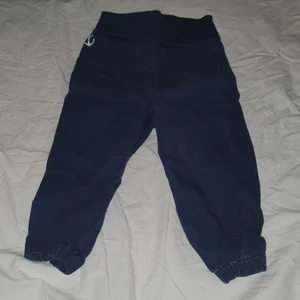 Byxor barn strl 86 - Byxor med resår i midjan som går att vika upp/ner som på bilderna. Storlek 86. Rensar på vinden, kommer lägga ut en hel del grejer. Kan skickas, då du betalar frakten.