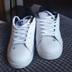 DC  (Sneakers)  skor      stl: 40   - Splitter nya DC skor (ALDRIG ANVÄNDA ALLS)