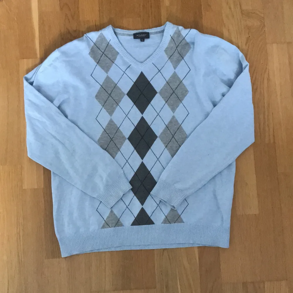 Säljer en fin blå grandpa sweater! Storlek XL men sitter bra på mig som har M! Köparen betalar frakt . Tröjor & Koftor.