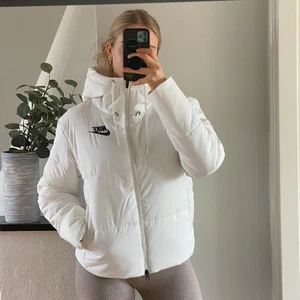 Nike dunjacka - Nike puffer dunjacka i vitt. Storlek S. Använd 1 gång så den är som ny.