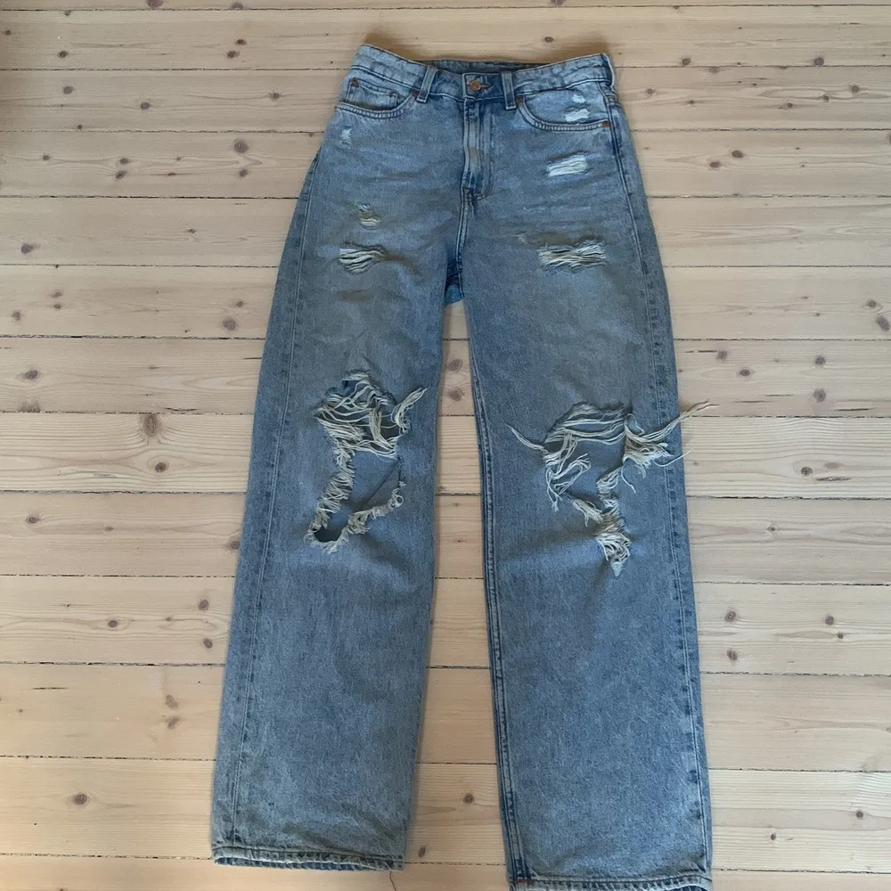 Säljer dessa jeans, då dem inte kommer till användning längre. tror dem är köpta på hm för nåt år sen. Nypris: 300kr.. Jeans & Byxor.