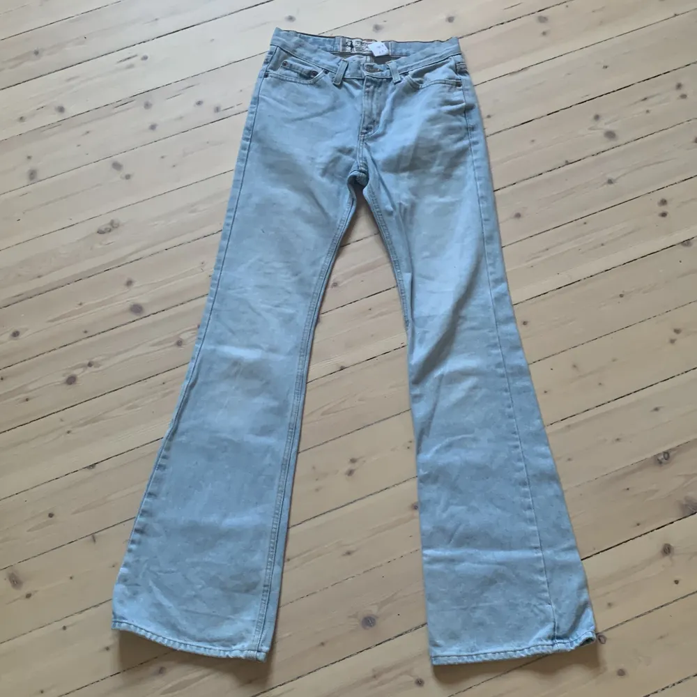 Säljer dessa crockerjeans då dem tyvärr har blivit försmå för mig, men passar i längden. Dem är i storlek 170 men skulle säga att dem är 34/24. Köpte dem second hand i somras för ungefär 400-500kr. . Jeans & Byxor.