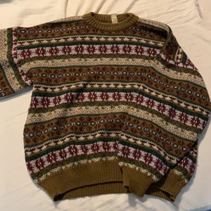 Stickad tröja - Super snygg stickad tröja som sitter jättebra! En av mina favoriter men rensar ur min garderob nu. Ett litet hål i den på framsidan som syns på andra bilden! 