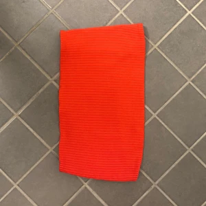 Röd topp - Röd topp från gina tricot som inte andvänds och är köpt sen 1 år tillbaka