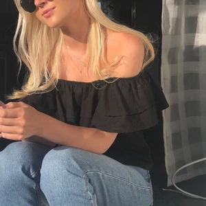 Topp - Säljer min superfina off- shoulder topp denna är köpt för flera år sedan på HM så den finns inte på marknaden längre. Det är storlek M men den passar en S.