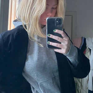 Hoodie  - Cool hoodie, knappt använd o i fint skick💚💚