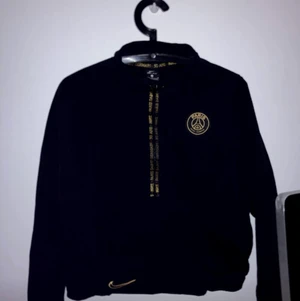 PSG kofta Nike ( wind breaker) - Använd 4 gånger, säljer pga viktökning.